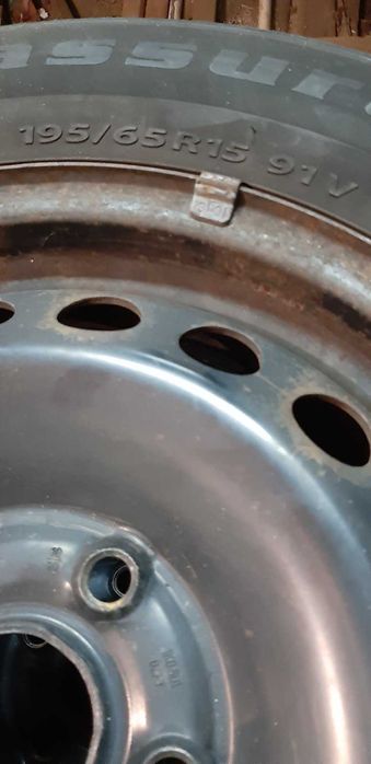 Комплект шин 195/65/15 на оригінальних дисках Кадді Caddy