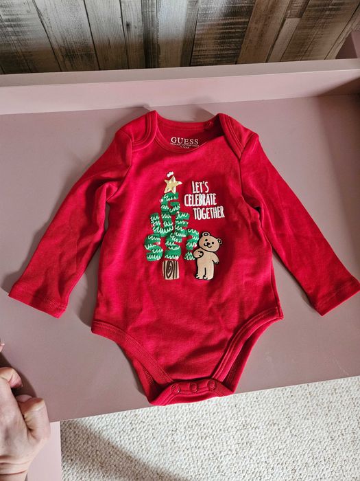 Czerwone świąteczne body Guess oryginalne, rozmiar 62 nowe bez metki