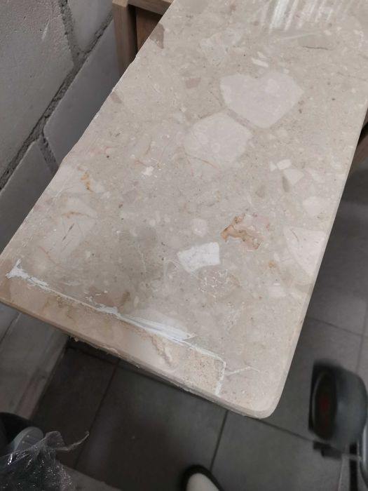 Zdemontowany parapet 159 x 17 cm