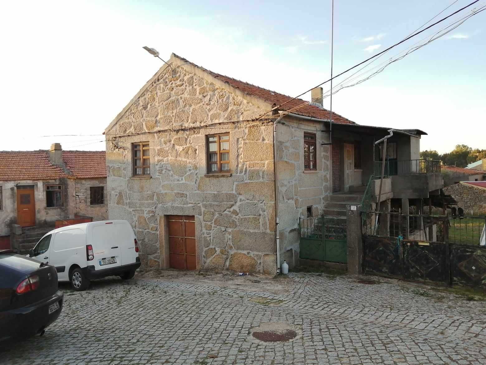 Casa em pedra com dois pisos para reabilitar