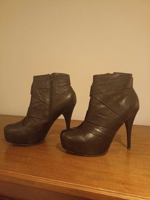 Damskie kozaki Gino Rossi rozmiar 38 na koturnie i szpilce Cena 80 zł