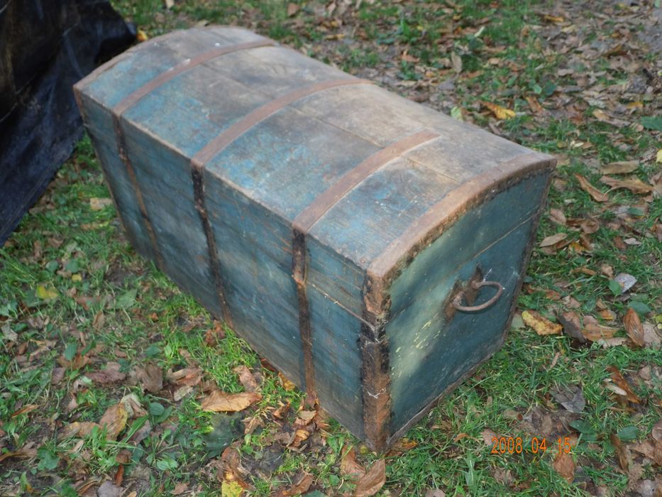 Drewniany stary kufer z okuciami