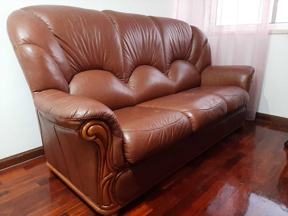 Sofá em pele castanha