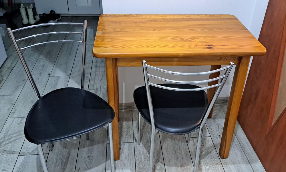 Stolik drewniany z krzesłami 80x50x75