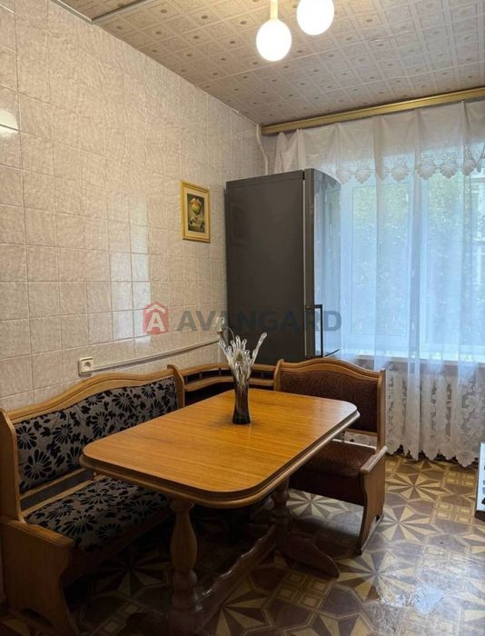 Здається 3-кімнатна ,в низу проспекта Олександра Поля - Шнеєрсона