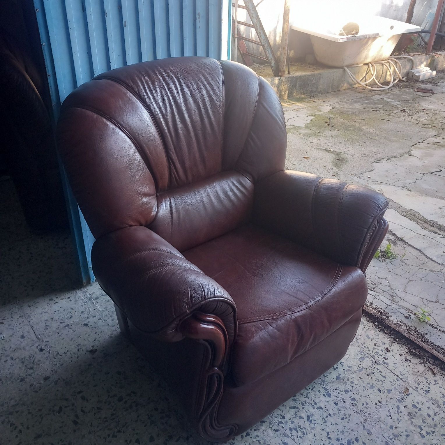 Poltronas/sofás/maples em pele castanhos