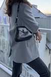 Guess czarna torebka mini Shoulder bag Logo z przodu unikat