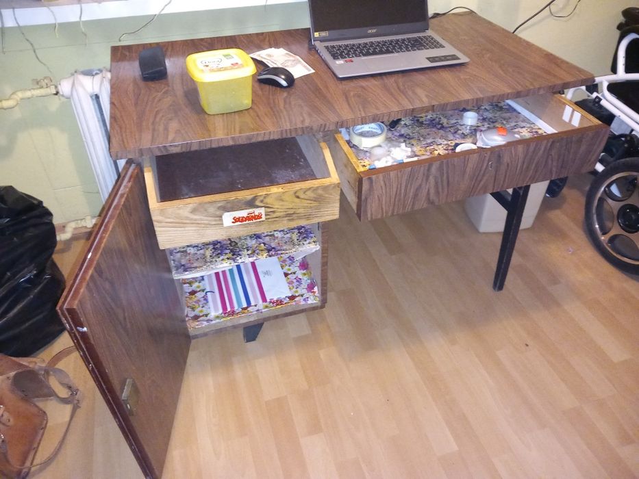 Za darmo Biurko pokojowe z płyty i drewna