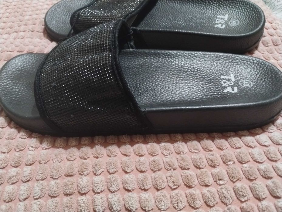 Nowe czarne klapki na basen i nie tylko r40