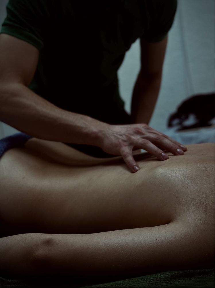 Відновлюючий масаж для чоловіків. Максимальне розслаблення.