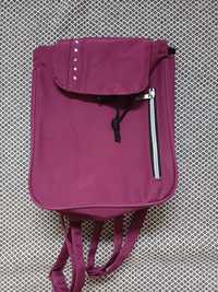 Mały fioletowy plecak dla dziecka