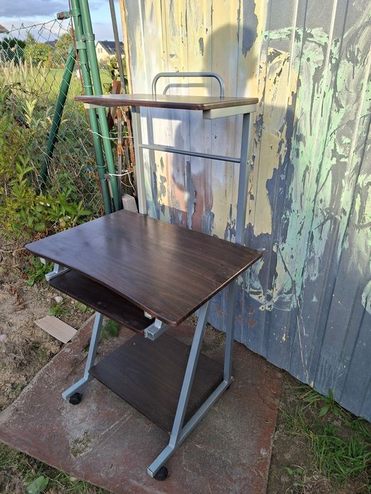 Fajne biurko z polka na metalowym stelazu 140 cm wysokie ze stolikiem