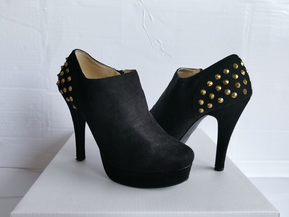 Botins pretos com tachas dourado