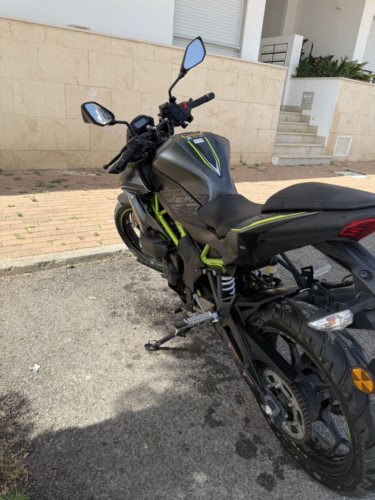 Kawasaki 125c com a