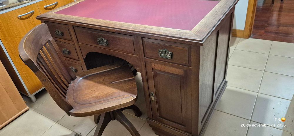 Secretária e cadeira giratória muito antigas