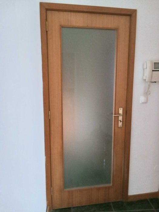 Porta interior em madeira e vidro