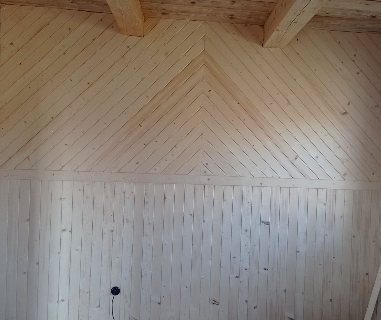 Remont domu drewnianego z bali, wymiana podwalin, fundametów tynk glin