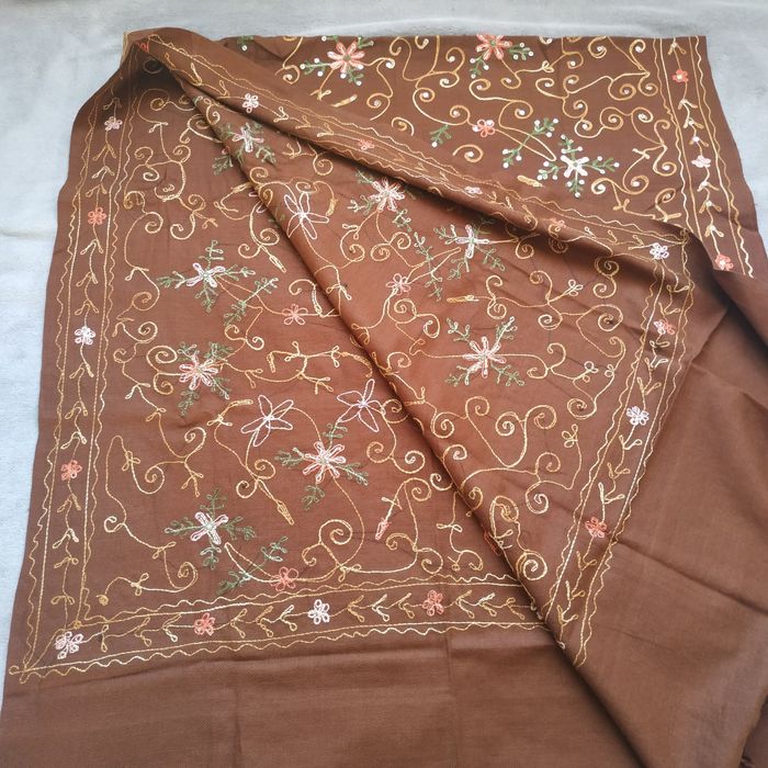 Haftowany szalik wyprodukowany w Indiach