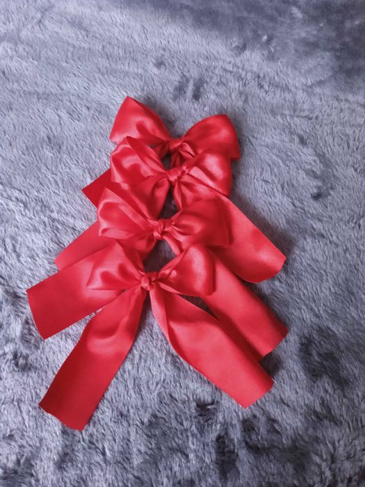 Czerwone kokardki dekoracyjne z wstążki; 4 sztuki