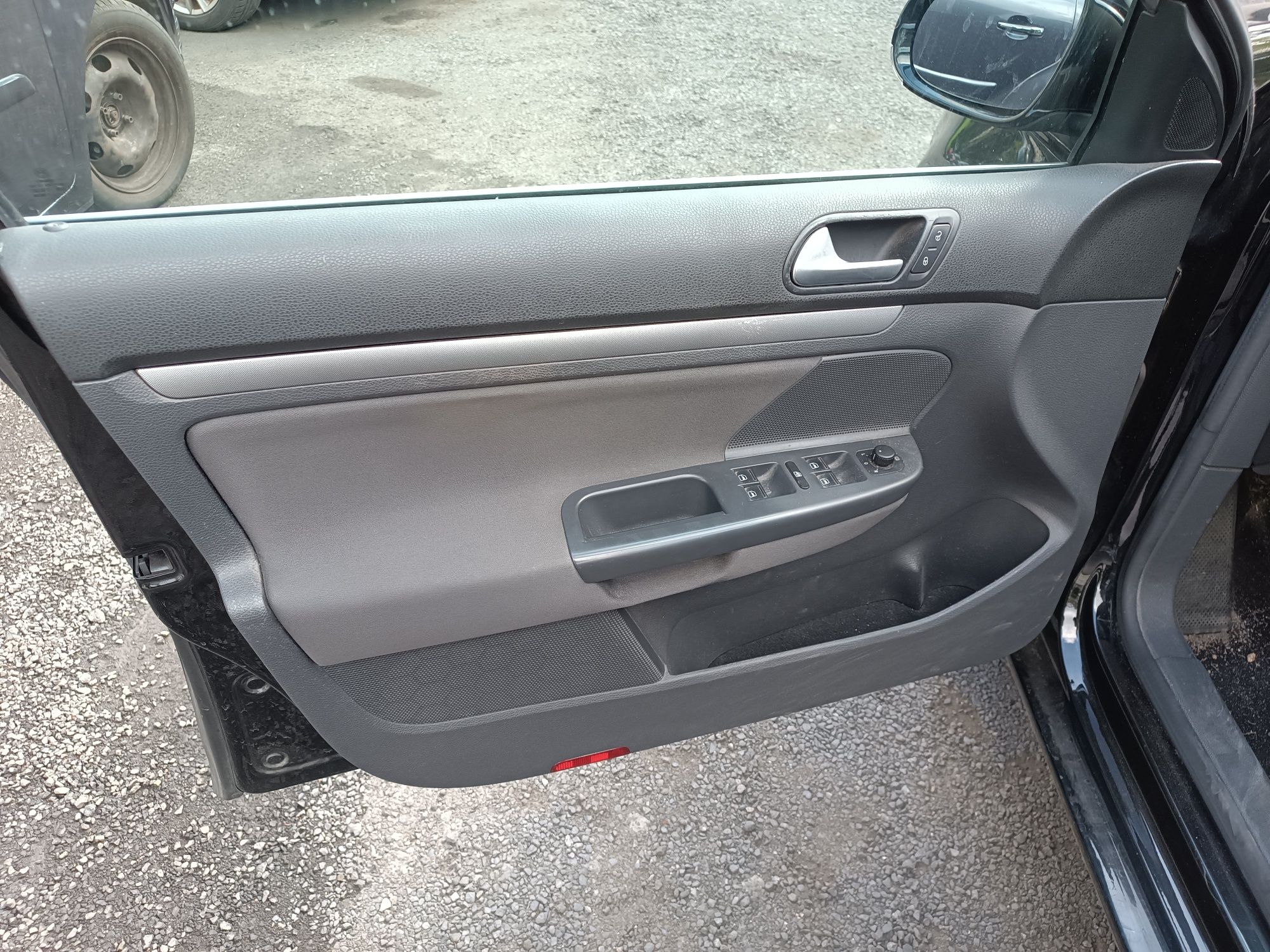 Vw Golf V Kombi - Fotele przód grzane + kanapa + boczki EUR