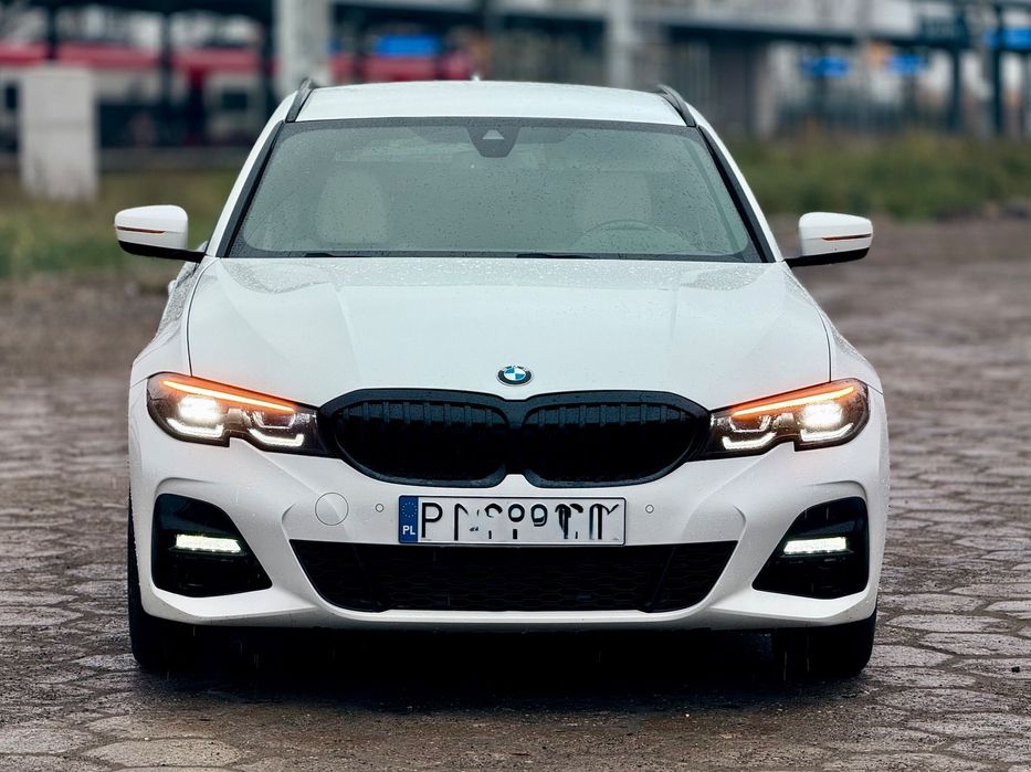 BMW Seria 3 BMW 318i M-pakiet bogate wyposażenie , bardzo niski przebieg