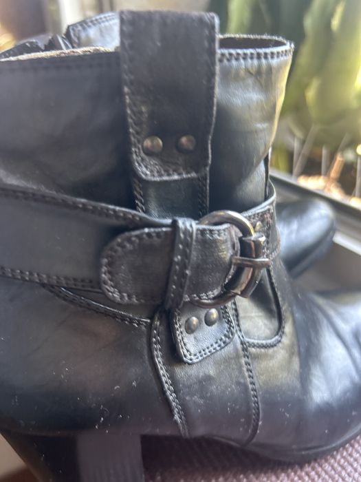 Botins Pretos com Fivela Metálica