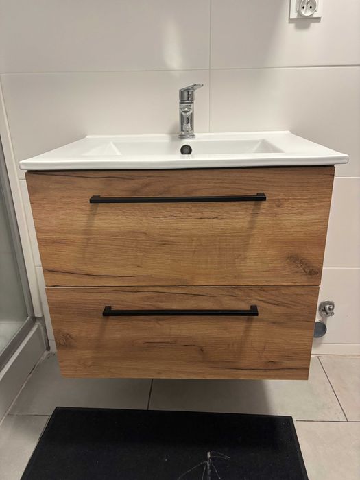 Szafka łazienkowa, wisząca  z umywalką i baterią