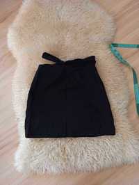 spódniczka czarna mini z rozcięciem Pull and bear XS