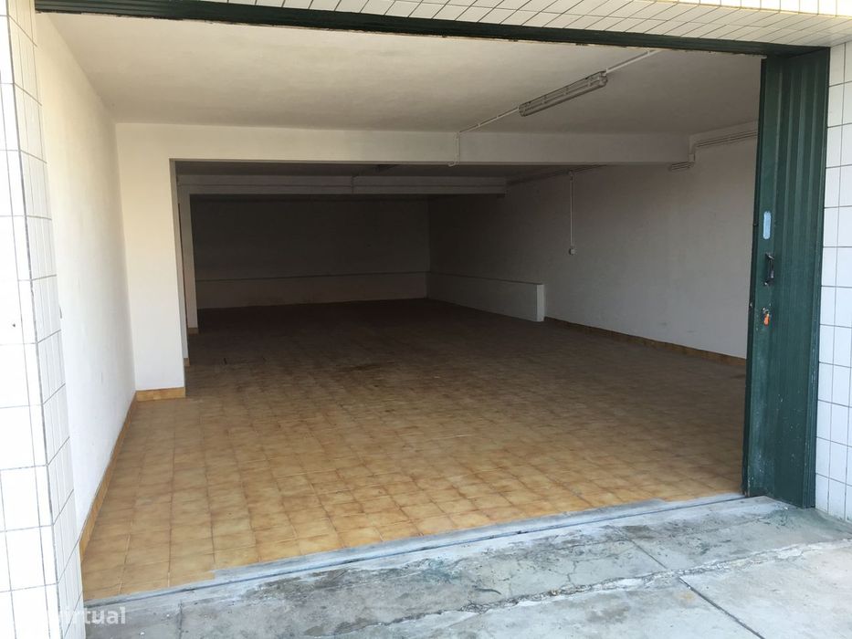 Armazém/ Garagem c/ 194m2 e WC - Oliveira do Douro