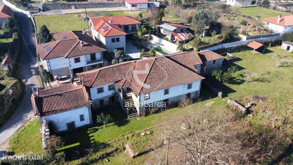 Casa do Sec XVII com capela, parcialmente recuperada. Aguiã, Arcos de