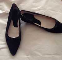 Sapatos pretos com pequeno salto