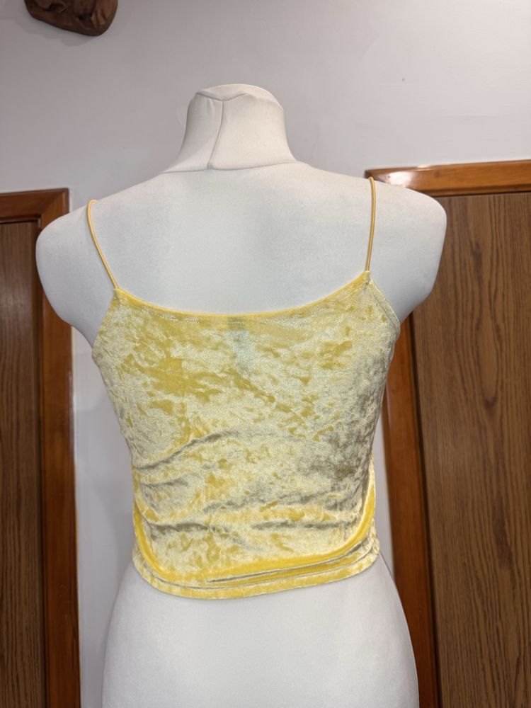 Żółty crop top na ramiączkach