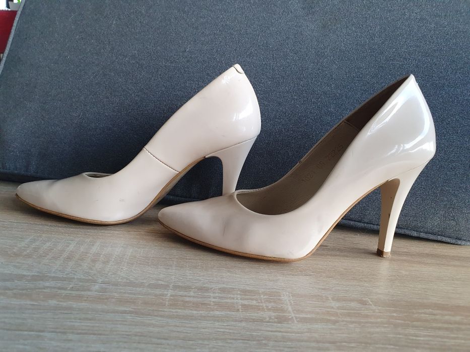 Kremowe szpilki firmy Eska r.35