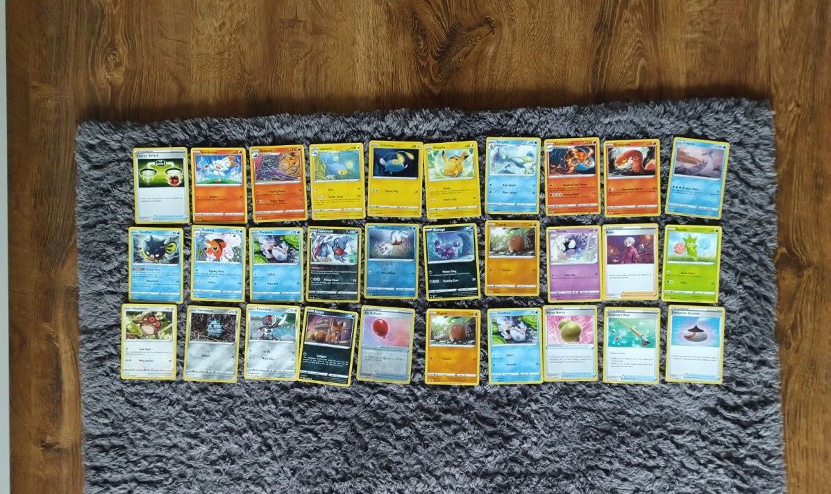 30 oryginalnych kart TCG Pokemon