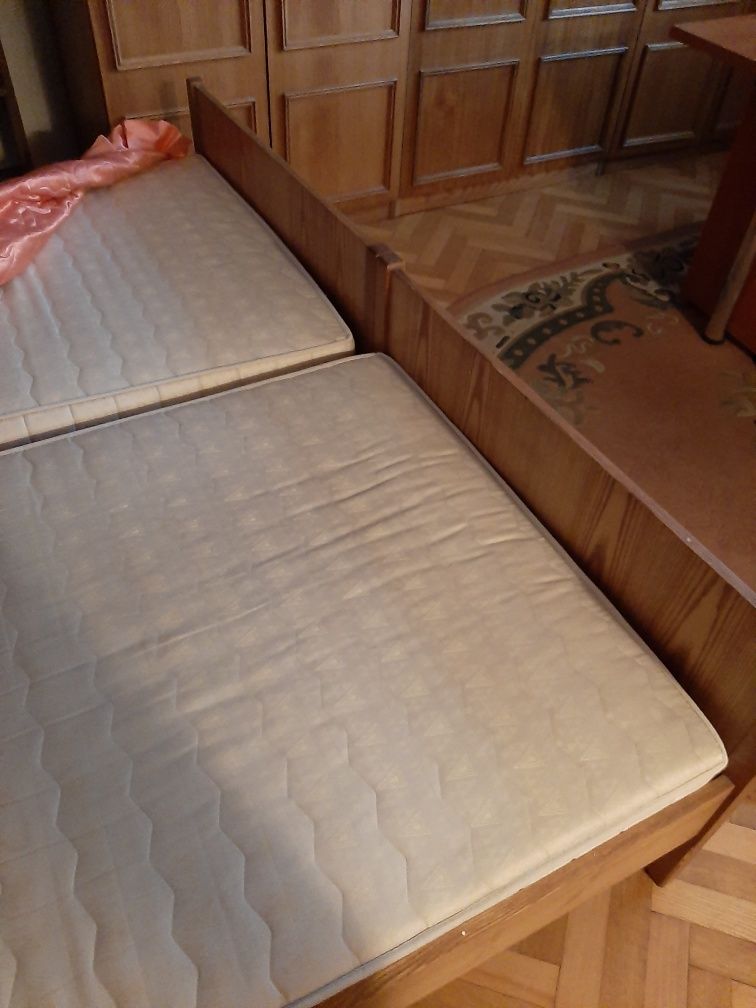 Łóżko z materacem na drewnianym stelażu okleina dąb naturalny 2 szt.