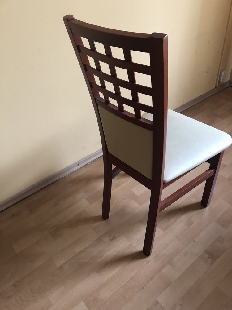 Krzesła drewniane .