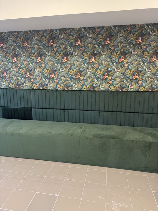 Banco de veludo com cabeceiras