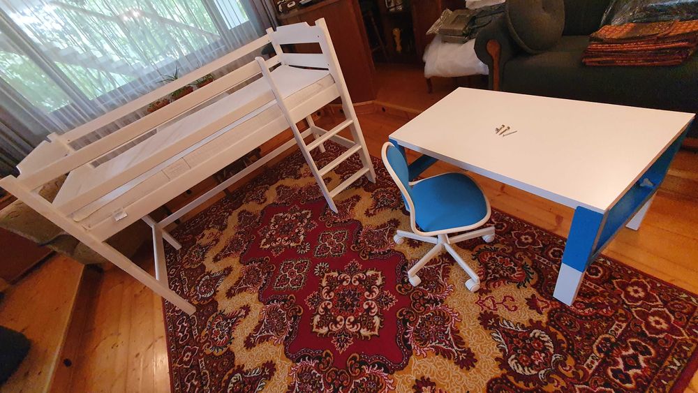 łóżko dziecięce piętrowe z materacem, biurko i krzesło