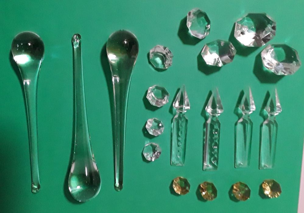 Pedras e pingentes antigos em vidro para candeeiros ou lustres