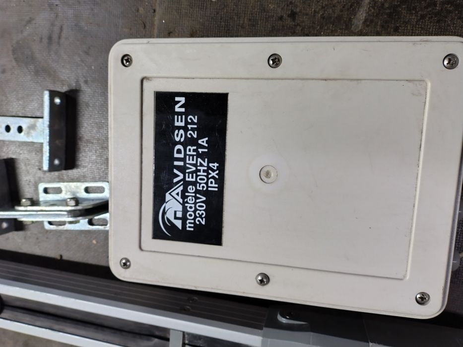 Ewer 212 mechanizm do otwierania bram dwuskrzydłowych