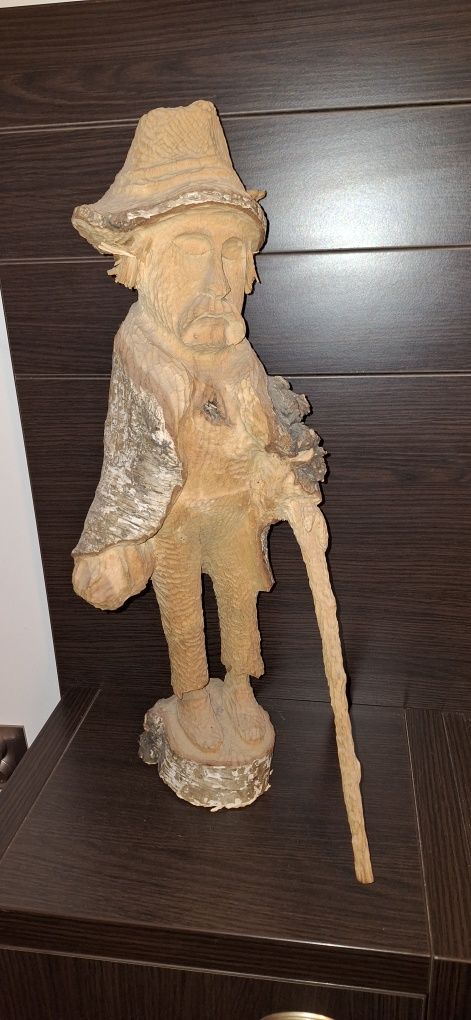 Rzeźba bucałka Mariana Bucały dziad z laską
