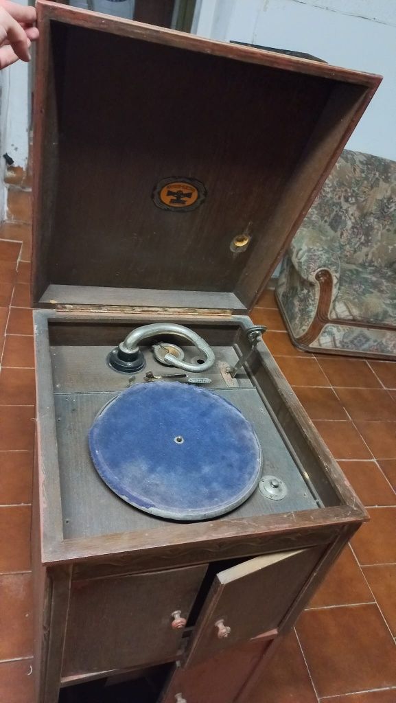 Grafonola antiga com armário