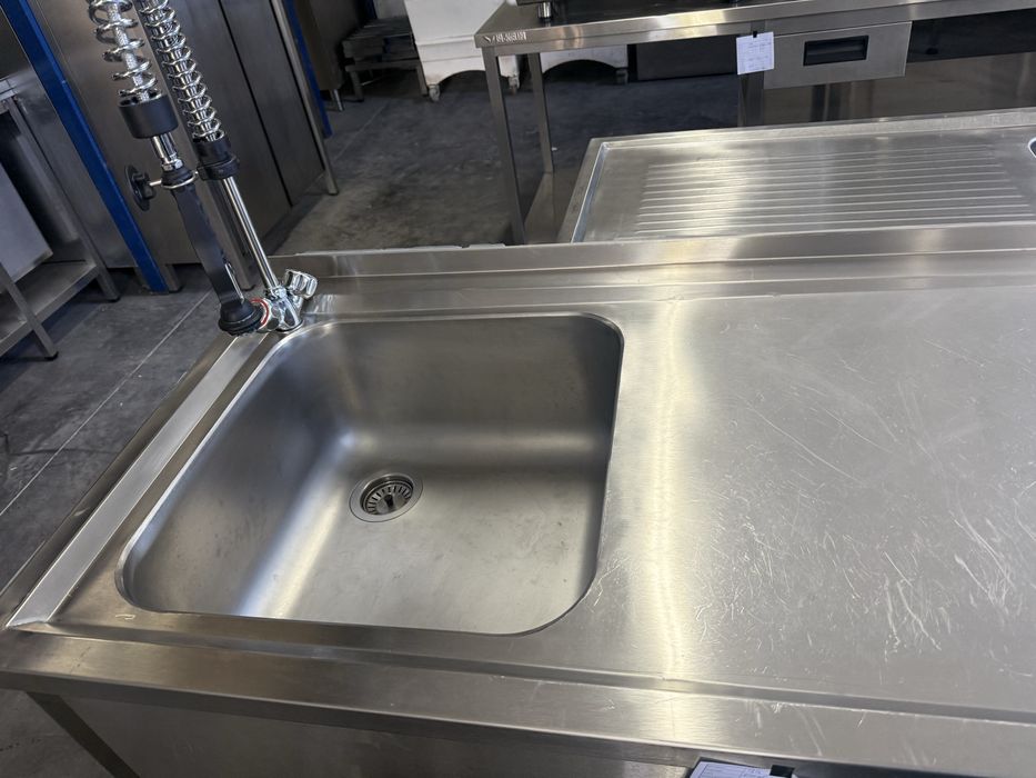 Bancada com pia lado esq. e sitio para maquina loiça e balde detritros