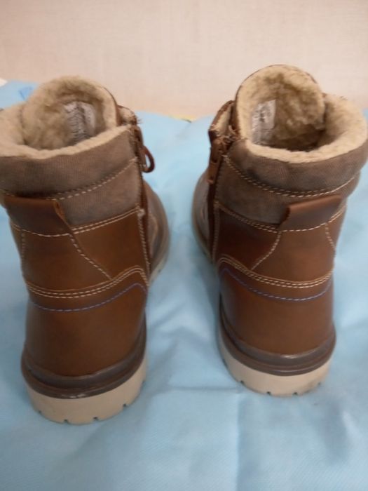 Ботинки на 43 размер , новые,бренд,качество!