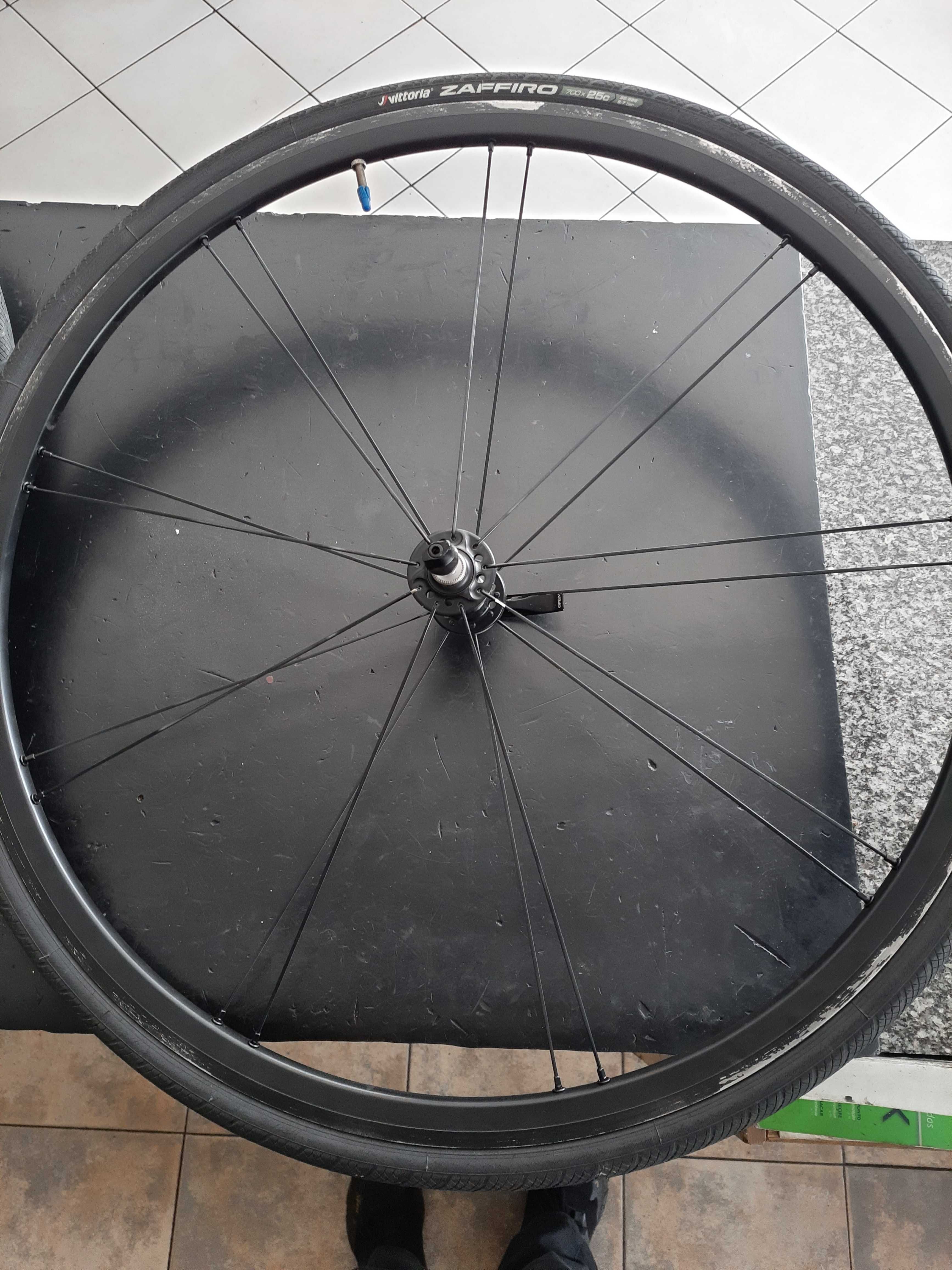 Pares rodas de estrada com pneus Bontrager Race Lite 11v