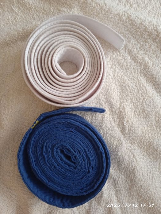 Пояс по карате синій та білий