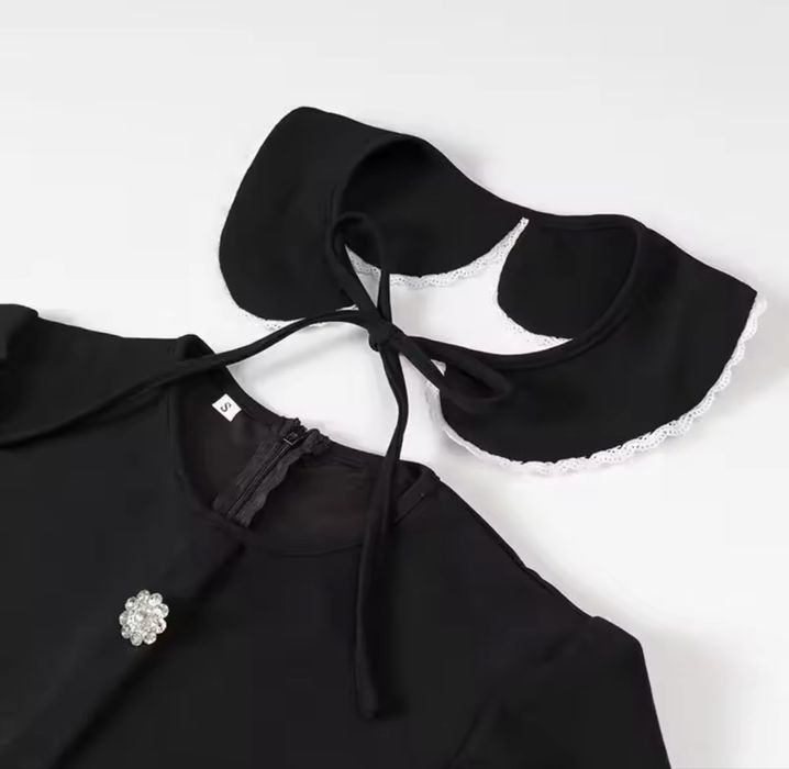 Чорна міні сукня з комірцем