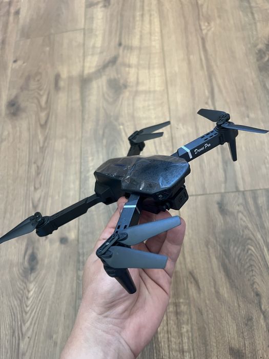 Дрон на радіо керуванні з камерою