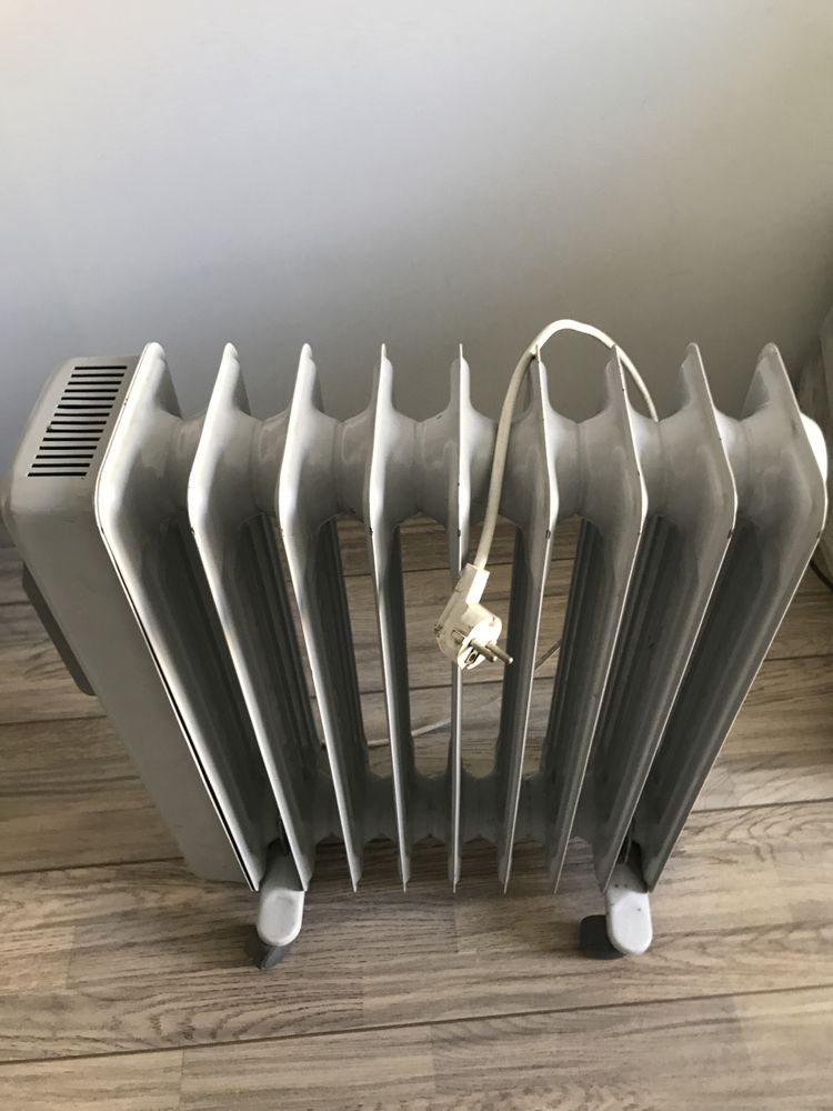 Масляний обігрівач Whirpool AKG 923 2000W