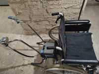 Wózek inwalidzki z dostawką elektryczną wspomagającą prowadzenie
